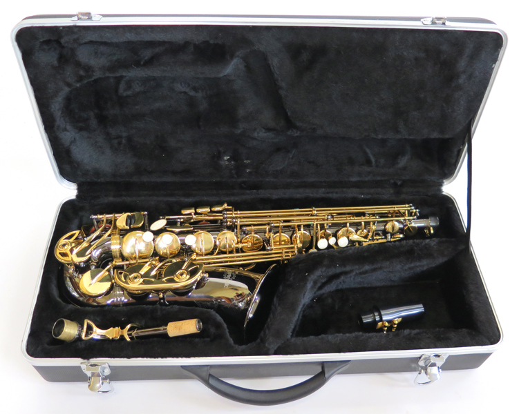 Saxofon med väska, Gear4music. längd 69 cm