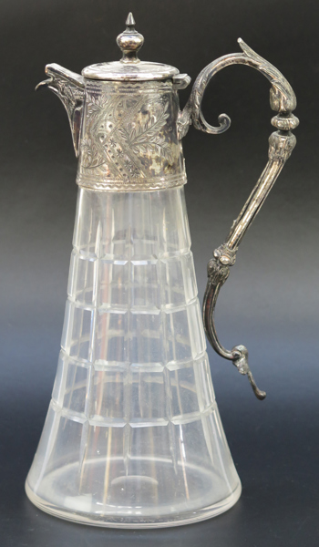 Starkvinskanna, slipat glas med nysilvermontage, sekelskiftet 1900, h 28 cm