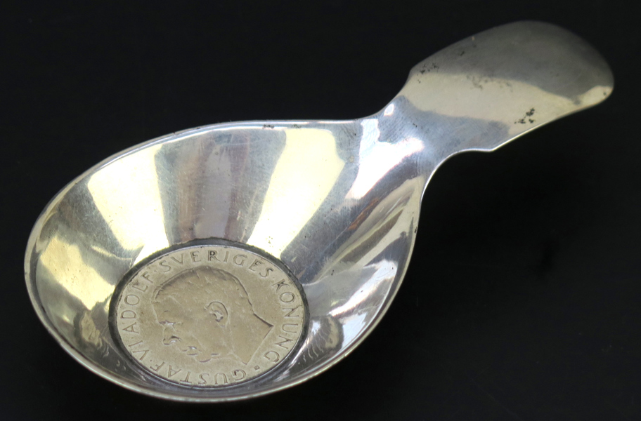 Okänd designer för C F Carlman, tastevin, silver med infattat minnesmynt, sämplad Stockholm 1952, l 12 cm, vikt 50 gram