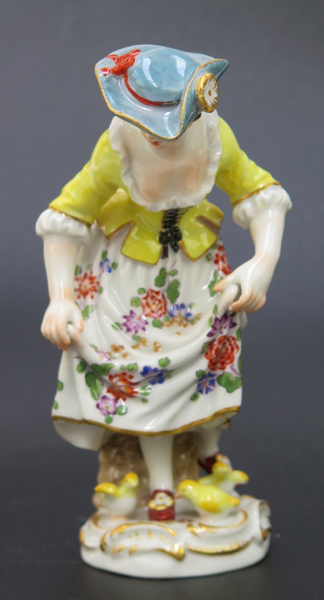 Reinecke, Peter för Meissen, efter honom, figurin, porslin, 18-1900-tal, "Peasant girl feeding chicks" modellnummer 60245, ur serien "Cris de Paris", h 12 cm