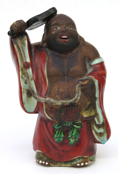 Skulptur, delvis glaserat lergods, stående så kallad laughing Buddha med solfjäder, h 18 cm