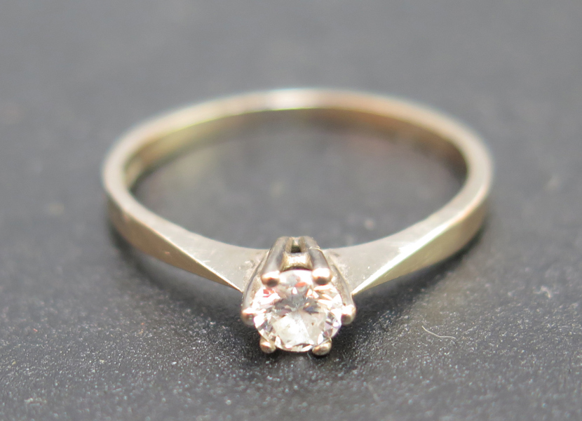 Ring, 18 karat vitguld med 1 briljantslipad diamant om cirka 0,25 carat, innerdiameter 18 mm, otydliga svenska stämplar, vikt 2,1 gram