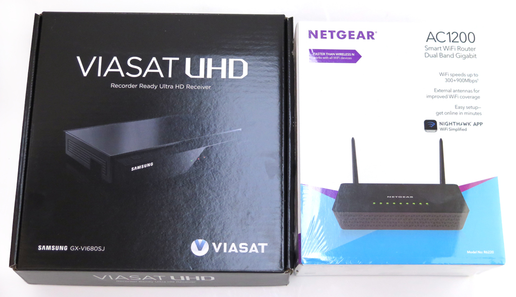 Router, Netgear AC1200 samt Samsung GX-VI680SJ satellitmottagare, förefaller oanvända i originalförpackningar