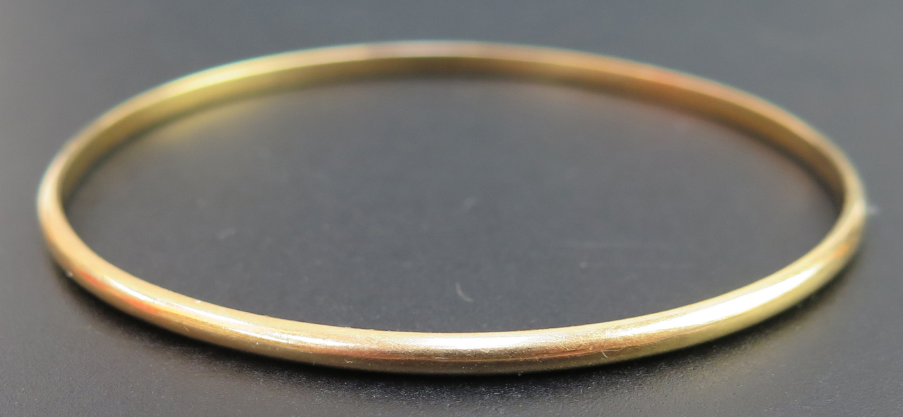 Armring, stel, 18 karat rödguld, stämplad Gustav Dahlgren & Co Malmö, innerdiameter 7 cm, vikt 14,6 gram