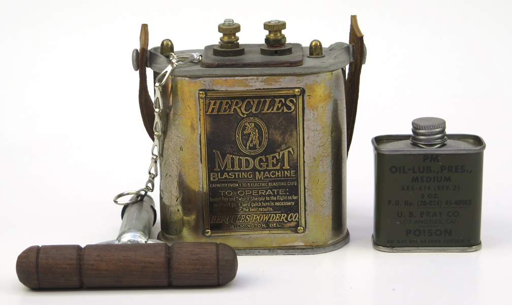 Spränghandtag, "Hercules Midget blasting machine", tillverkat av Hercules Powder Company, Wilmington Delaware, samt flaska för smörjolja, metall, WWII, handtag h 11 cm