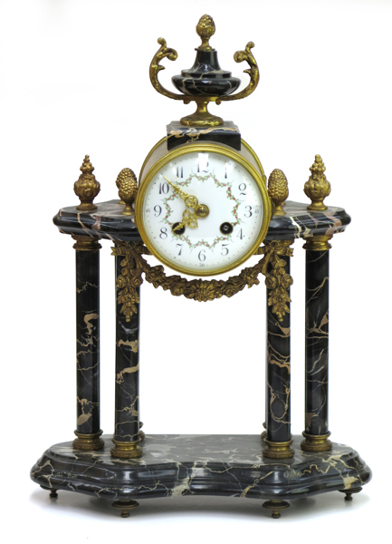 Kaminur, brokig marmor med mässingsmontage, Louis XVI-stil, 1900-talets början, höjd 41 cm