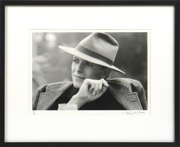 O'Neill, Terry, fotografi, "David Bowie in Hat, Los Angeles" 1975, signerad och numrerad 24/50, synlig bildyta 35 x 45 cm, bilden togs under inspelningen av The man who fell to earth