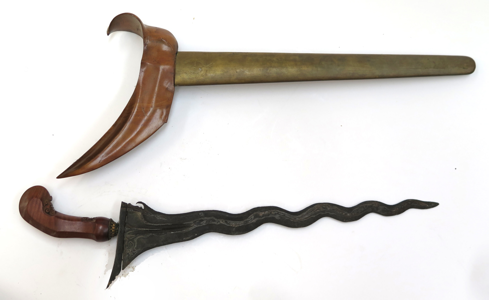 Keris (Kris) i balja, Indonesien, 1900-tal, rikt damaskerad klinga, total l 48 cm