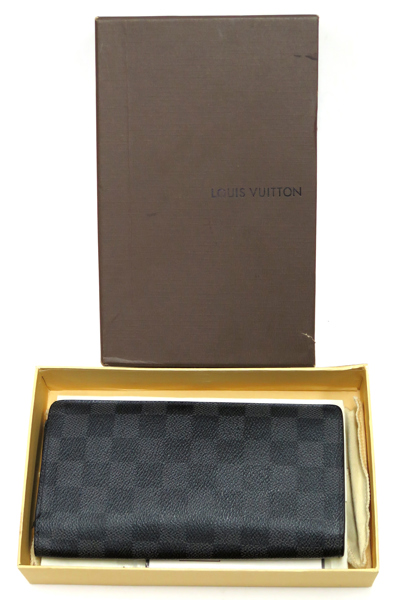 Plånbok, Louis Vuitton, "Brazza", dekor i Damier-Graphite canvas, inredning i kalvskinn, märkt Louis Vuitton made in France, l 19 cm, medföljer ask samt dustbag, normalt bruksslitage