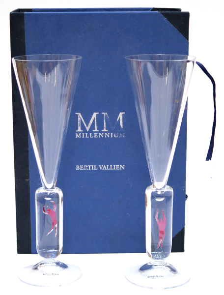 Vallien, Bertil för Kosta Boda, champagnestrutar, 1 par, glas med ingjuten dekor, "Millennium", signerade och numrerade 5875 respektive 5876, h 26 cm, i originaletui med certifikat