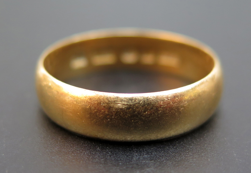 Ring, 18 karat rödguld, otydliga svenska stämplar, innerdiameter 21 mm, vikt 6,3 gram, ägargravyr