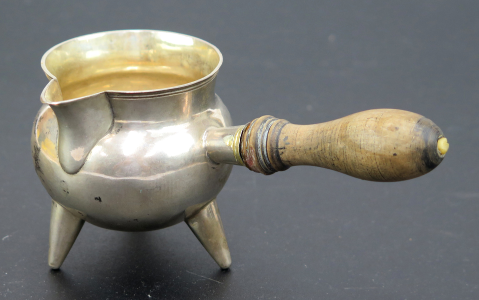 Brandy-pan, silver med trähandtag, 1800-talets 1 hälft, bukig på tre ben, otydliga stämplar Köpenhamn 1843, l 14 cm