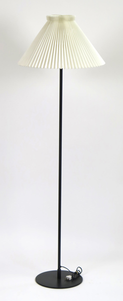 Okänd designer för Le Klint, golvlampa, svartlackerad metall och veckad plast, Le Klint, etikettsignerad, höjd inkl skärm 160 cm