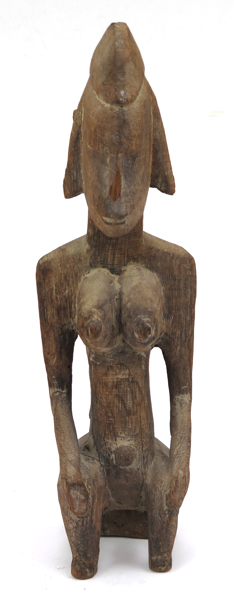 Fertilitetsfetisch, skuret trä, antagligen Fang, Gabon, 1900-tal, i form av sittande kvinna, h 45 cm