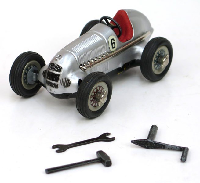 Leksaksbil, Schuco Studio 1050, racerbil, Mercedes Benz Grand Prix Silver Racer 1936, längd 14 cm, vev samt verktyg medföljer