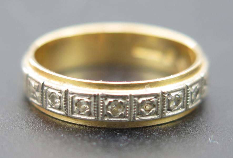 Ring, 18 karat röd- och vitguld med 6 åttkantslipade diamanter, stämplad Juvel Magnus Henån 1966, innerdiameter15 mm, vikt 3,5 gram