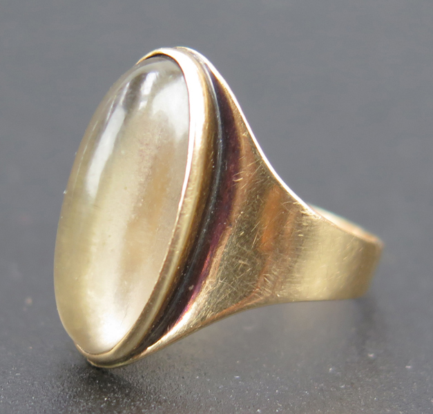 Viikiniemi, Martti, egen verkstad, ring, 14 karat rödguld med cabochonslipad månsten, stämplad Heinola 1961, innerdiameter 15 mm, vikt 3 gram