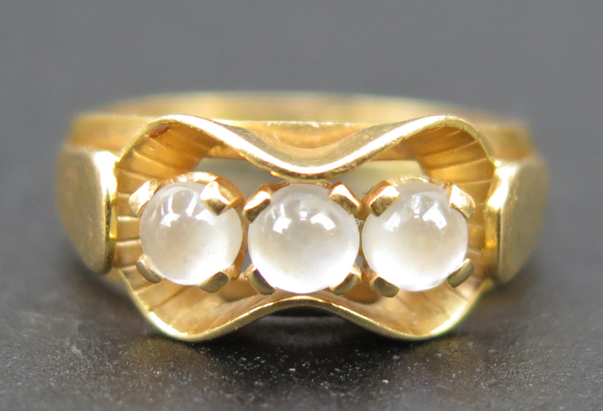 Ring, 18 karat rödguld med 3 cabochonslipade månstenar, svensk stämplar, innerdiameter 15 mm, vikt 2,8 gram