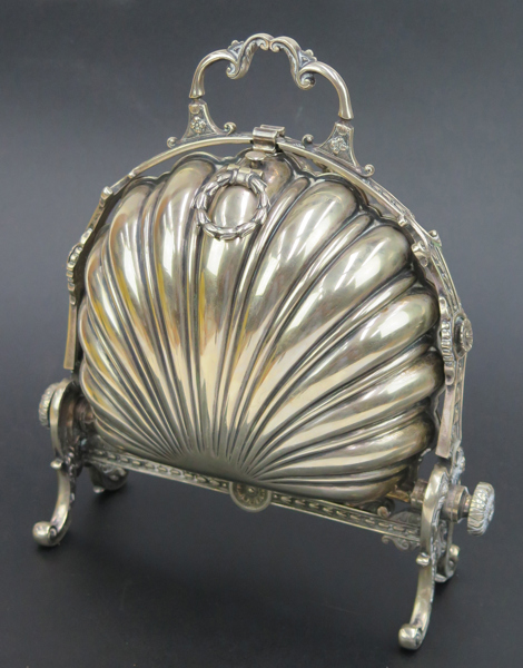 Okänd designer för James Dixon & Sons, kakburk, nysilver, så kallad Folding Biscuit Box, 1800-talets slut, i form av musselskal, patentnummer 11350, h 28 cm