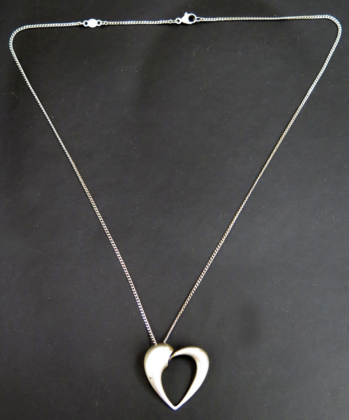 Damkjær, Helle för Georg Jensen, hänge med kedja, sterlingsilver, "Artist Heart", årets smycke 2006, pansarlänk med karbinlås, bägge stämplade George Jensen, h 2,5 cm, kedja l 42 cm