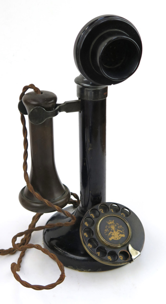 Okänd tillverkare, bordstelefon med nummerskiva, sekelskiftet 1900, så kallad "Candle Stick Telephone", oidentifierad logotyp, h 31 cm