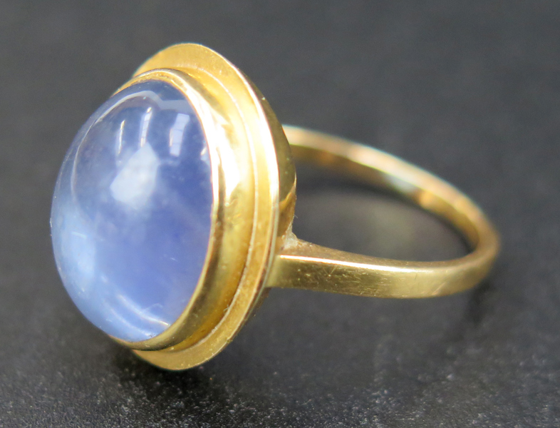 Ring, 18 karat rödguld med cabochonslipad månsten, stämplad Tre Ge Göteborg 1954, innerdiameter 16 mm, vikt 4,4 gram