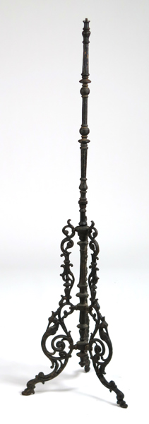 Gueridon/torchère, gjutjärn, nyrenässans, 1800-talets 2 hälft, dekor av akantus, fågelhuvuden mm, h 147 cm, anlupen, krön saknas