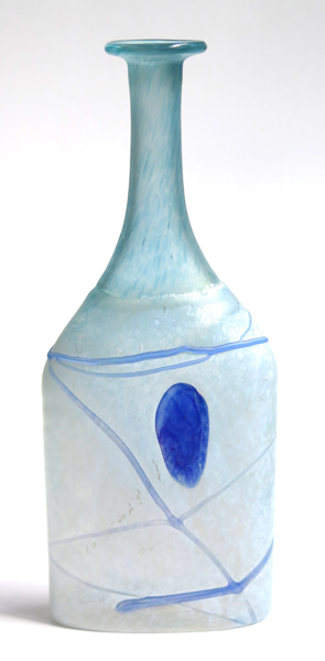 Vallien, Bertil för Kosta Boda, vas/flaska, glas, "Galaxy Blue", design 1982, dekor av invälsade trådar och fält, signerad, h 22 cm