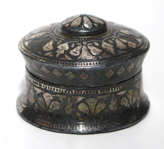 Lockask, så kallad Pandan, Bidriware (silverinläggningar i koppar/zinklegering, Bidar, Indien, 18-1900-tal, dia 55 mm