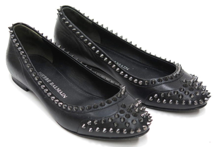 Damskor, 1 par, svart läder med nitar, Pierre Balmain, studded ballet flats, stl 38