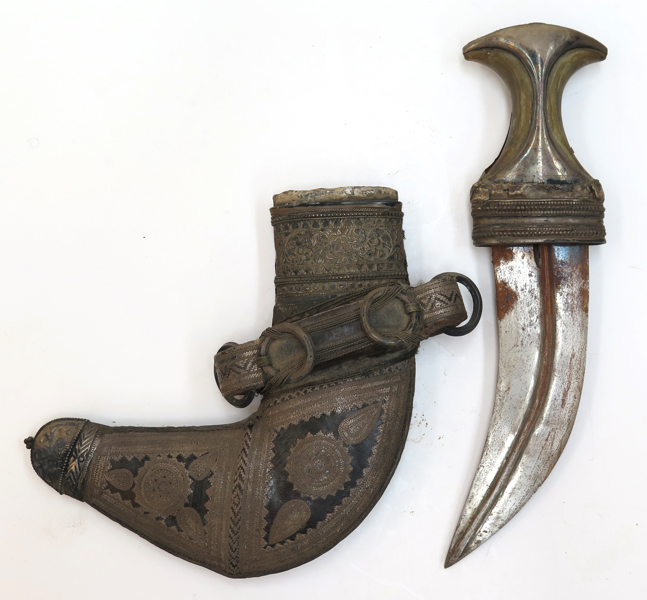 Jambiya i balja, Jemen/Oman, 1900-talets 1 hälft, silverdekor, total l 33 cm, klinga anlupen