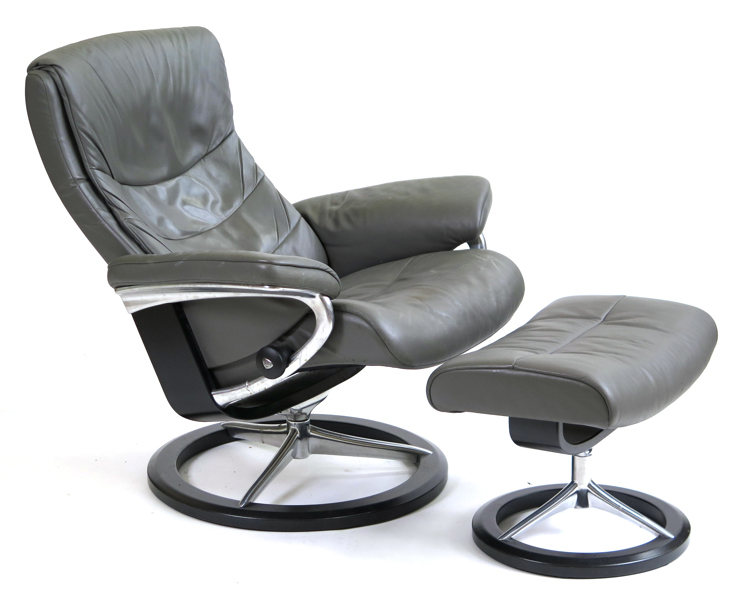 Okänd designer för Ekornes, Norge, snurrfåtölj med fotpall, grå läderklädsel, "Stressless"