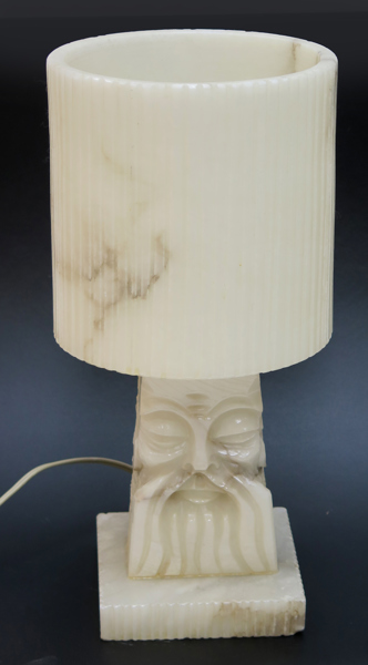 Bordslampa, skuren alabaster, dekor av kinesisk man, 1900-talets 2 hälft, diameter 19 cm