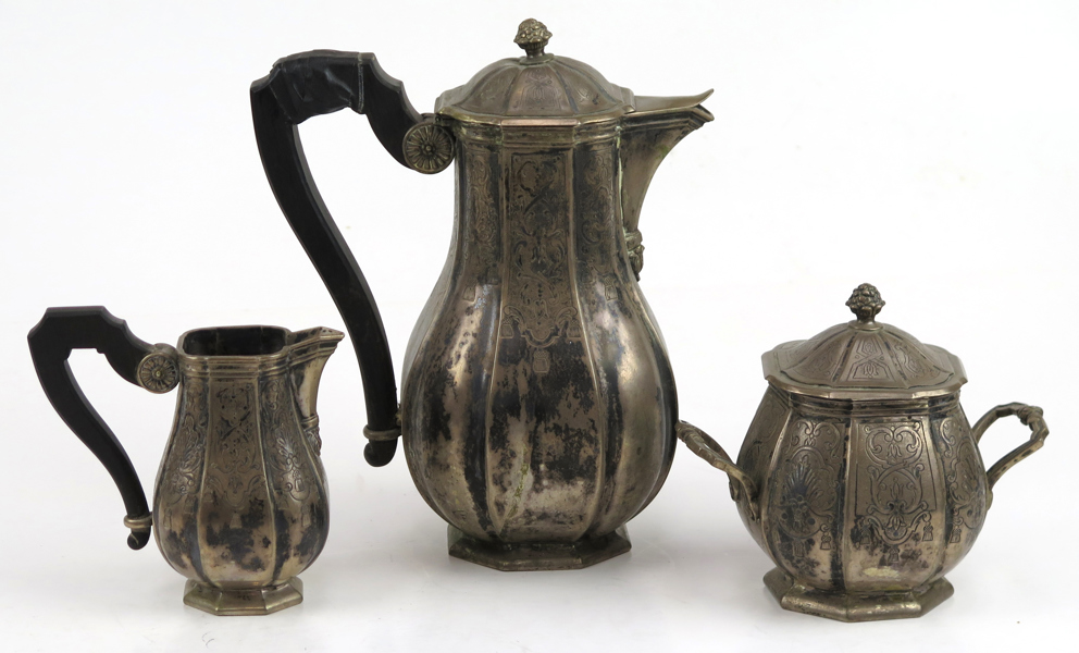 Kaffeservis, 3 delar, 800/1000 silver med svärtade trähandtag, möjligen Tyskland, 18-1900-tal, régencestil, graverad Bérainornamentik, kaffekanna h 23 cm, total vikt 1595 gram, kaffekannans handtag 