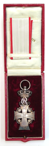 Ordenstecken, silver, Danska Dannebrogsmændenes Hæderstegn, Kristian X (1912-47), i originaletui med band från A Michelsen, framstår oanvänd