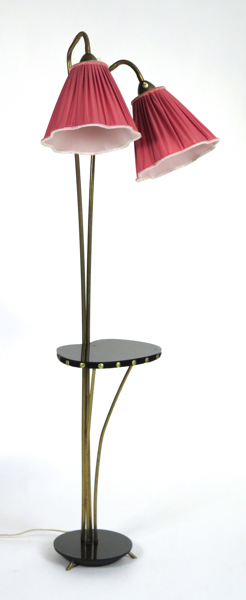 Okänd designer, 1950-tal med avlastningsbord, golvlampa, 2 böjliga armar, mässing, trä och plast, höjd ca 147 cm