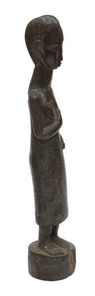 Skulptur, skuret trä, antagligen Västafrika, 1900-tal, i form av stående kvinna, h 39 cm