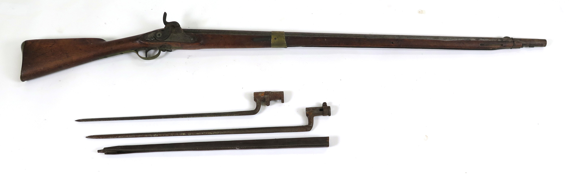 Gevär, slag- från flintlås, M/1815-45,  samt 2 bajonetter, 1 M/1864 med bärläder, 1 oidentifierad (utländsk?), varhake bruten, laddstake saknas, kompletterad, slitage