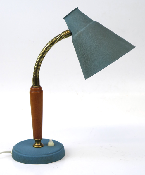 Okänd designer, bordslampa, delvis lackerad mässing och trä, EOS, Jönköping, 1900-talets mitt, böjlig arm