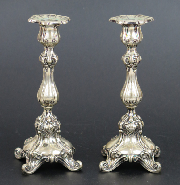 Ljusstakar, 1 par, silver, nyrokoko, 1900-talets början, svenska importstämplar, fyllda, höjd 18 cm, säljes till förmån för Kattfotens katthem