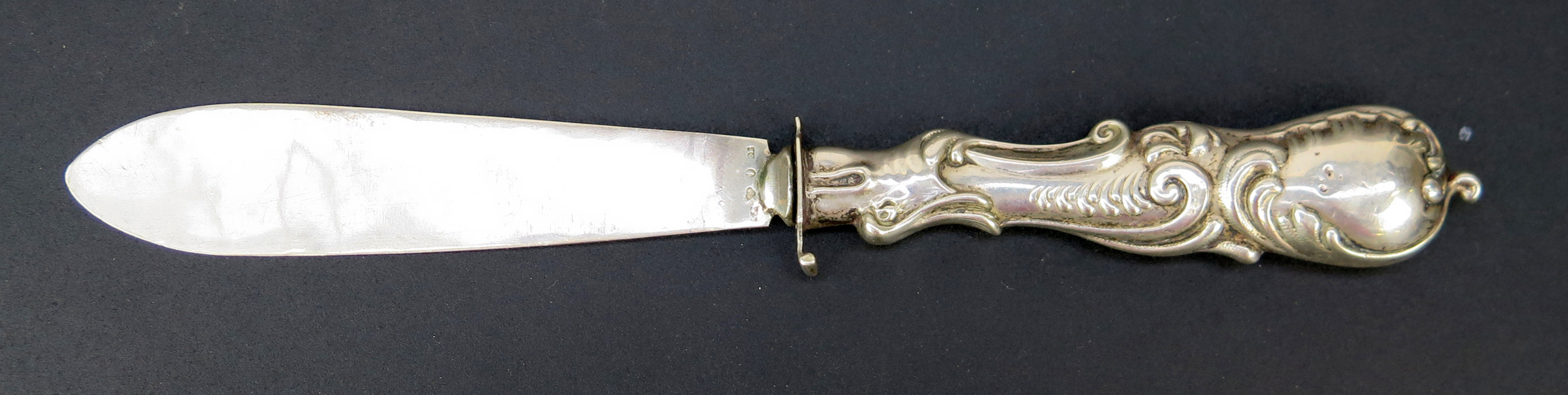 Brevkniv, silver, nyrokoko, otydliga svenska stämplar, 1800-talets 2 hälft, l 22 cm, fyllt skaft