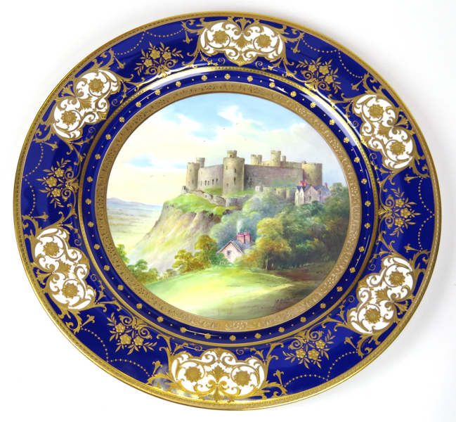 Fat, porslin, Minton, polykrom och förgylld dekor av Harlech Castle, Wales, Harlech Castle, signerat A Holland, diameter 37 cm