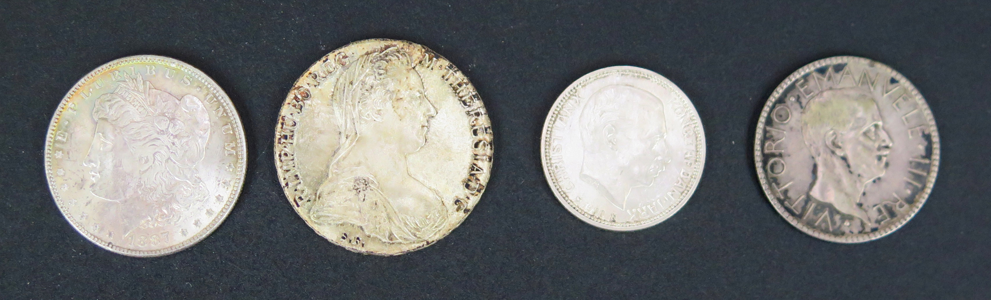 4 silvermynt; 20 Lire Italien 1927, 1 $ USA 1887, 2 Kroner Danmark 1930 samt så kallad Maria Thersiathaler, total vikt 85 gram