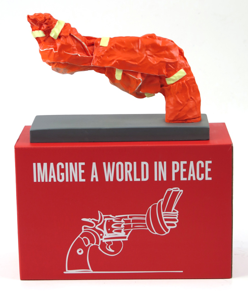 Edelman, Yrjö efter Reuterswärd, Carl Fredrik, skulptur, polyresin, "Nonviolence" orange, numrerad 17/30, l 20 cm, i originalförpackning