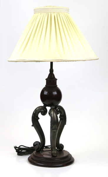 Okänd designer, 1910-20-tal, bordslampa, bronserad metall på träsockel, h inklusive lampskärm 60 cm