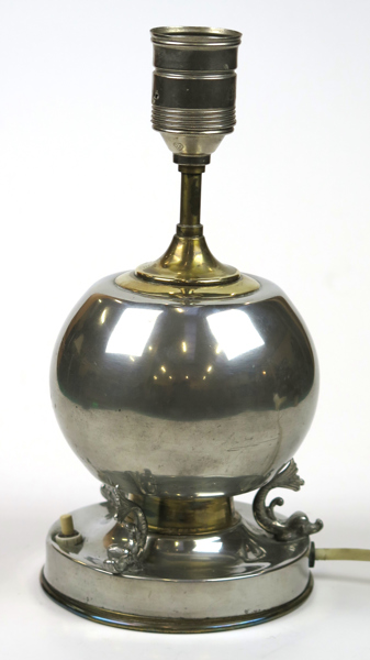 Okänd designer, bordslampa, nysilver, art-déco, 1920-tal, dekor av delfiner, total h 27 cm