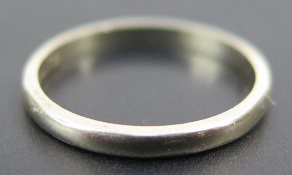 Ring, 18 karat vitguld, slät, svenska importstämplar, innerdiameter 12 mm, vikt 1,8 gram