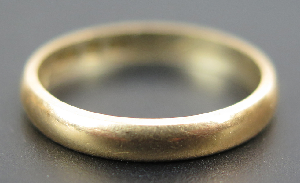 Ring, 20 karat rödguld, slät, stämplad, CG Hallberg Köping 1937, innerdiameter 16 mm, vikt 2,5 gram