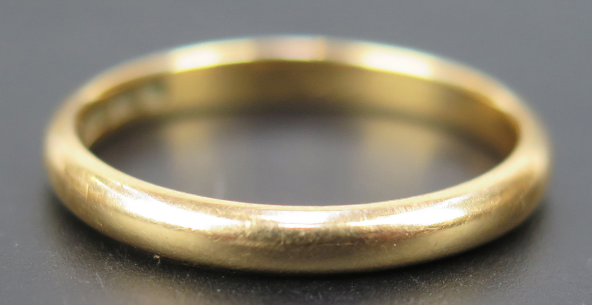 Ring, 18 karat rödguld, slät modell, svenska stämplar, innerdiameter 20 mm, vikt 3,7 gram