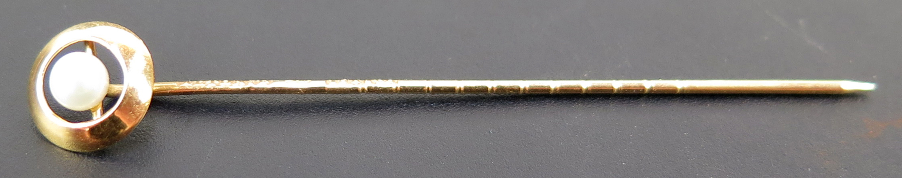 Kråsnål, 18 karat rödguld med pärla, stämplad Alton Falköping, l 5,5 cm, vikt 0,7 gram